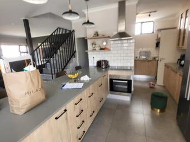 Townhouse for rent in Waterkloof, Gauteng
