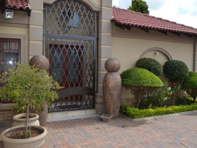 Townhouse for sale in Dr Kenneth Kaunda, North West
