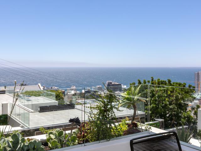 Townhouse for rent in Fresnaye, Cape Town