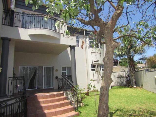 Townhouse for sale in Vosloorus, Gauteng
