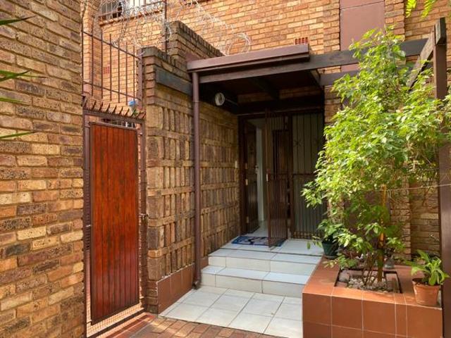Townhouse for rent in Waterkloof, Gauteng