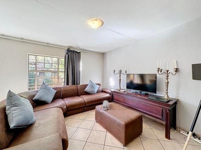 Townhouse for rent in Waterkloof, Gauteng