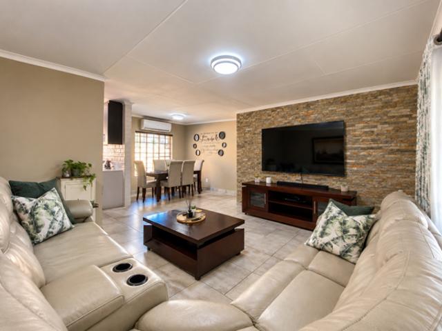 Townhouse for rent in Waterkloof, Gauteng