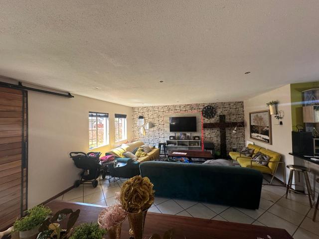 Townhouse for sale in Waterkloof, Gauteng