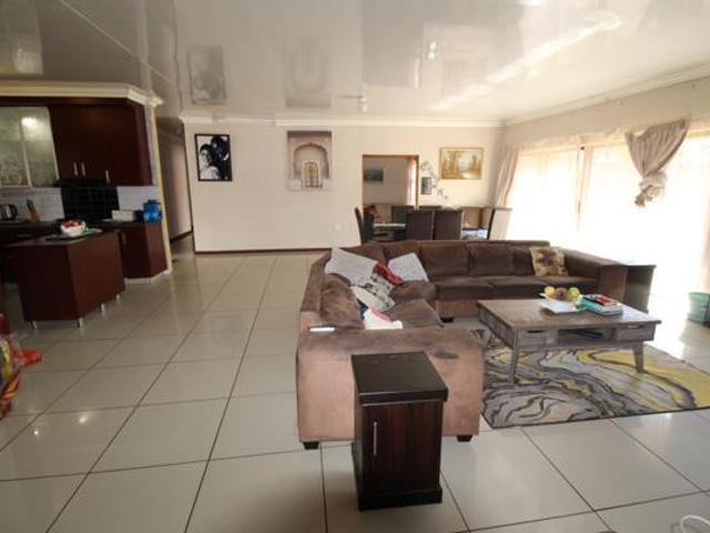 Townhouse for sale in Dr Kenneth Kaunda, North West