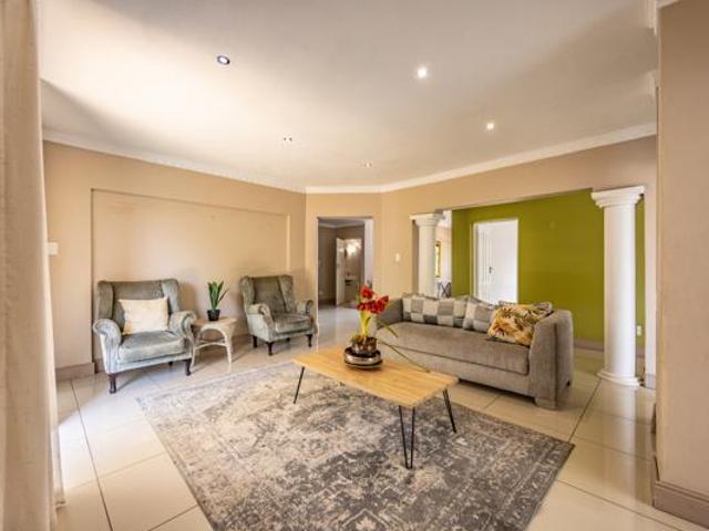 Townhouse for rent in Waterkloof, Gauteng