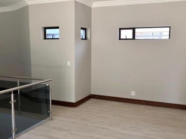 Townhouse for rent in Waterkloof, Gauteng