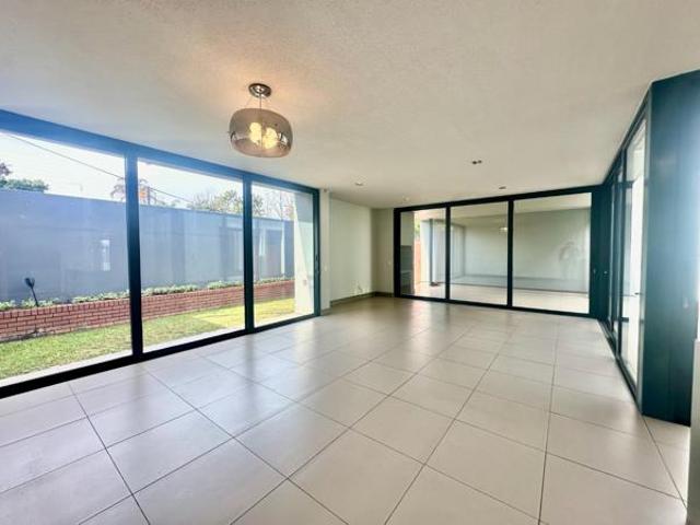 Townhouse for rent in Waterkloof, Gauteng