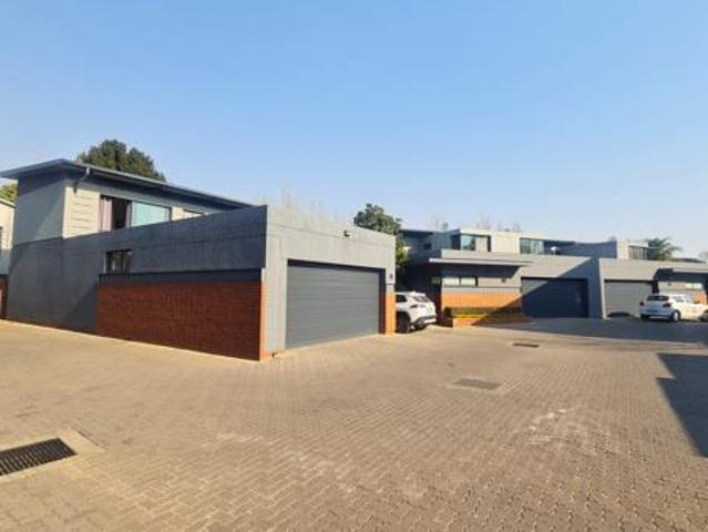 Townhouse for rent in Waterkloof, Gauteng