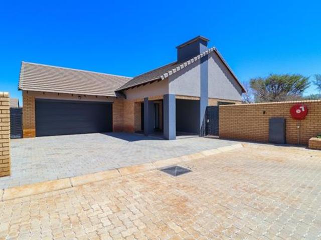 Townhouse for sale in Dr Kenneth Kaunda, North West