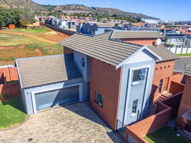 Townhouse for sale in Nooitgedacht, Gauteng