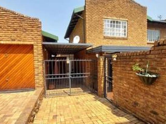 Townhouse for sale in Vosloorus, Gauteng