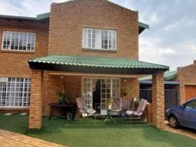 Townhouse for sale in Vosloorus, Gauteng