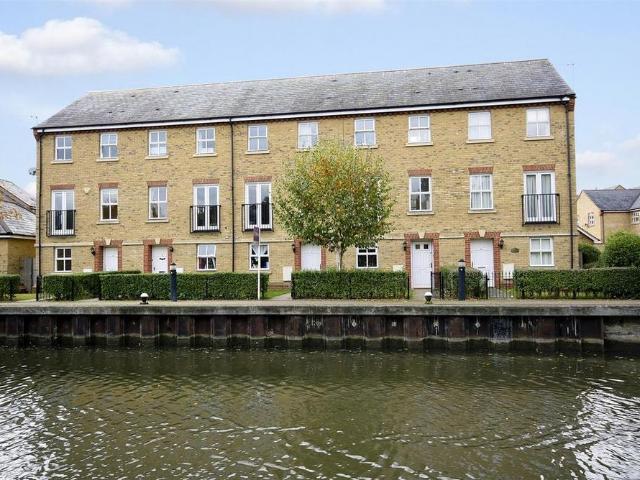 Townhouse for rent in Ashlyns Estate, Pouchen End