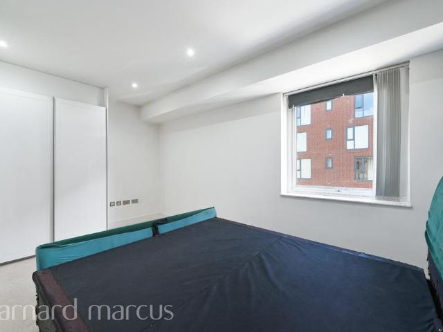 Townhouse for rent in London Borough of Brent, Greater London