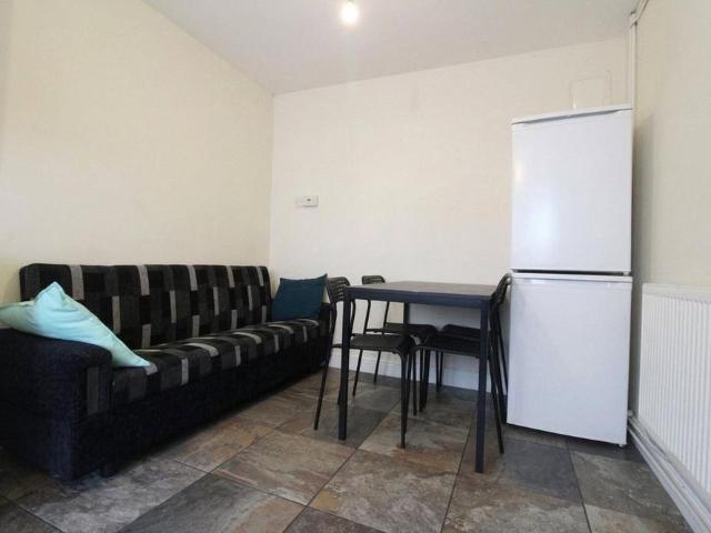Townhouse for rent in Whitley, Reading
