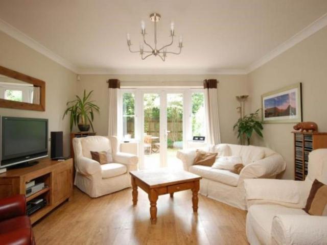 Townhouse for rent in London Borough of Hounslow, Greater London