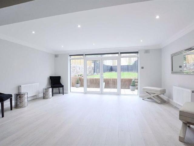 Townhouse for rent in Belsize Park, Greater London