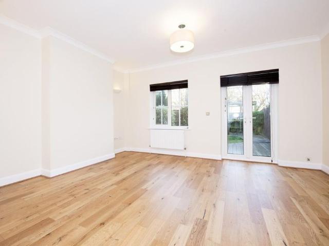 Townhouse for rent in The Slade, Oxfordshire
