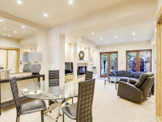 Townhouse for rent in Haddon, East Midlands