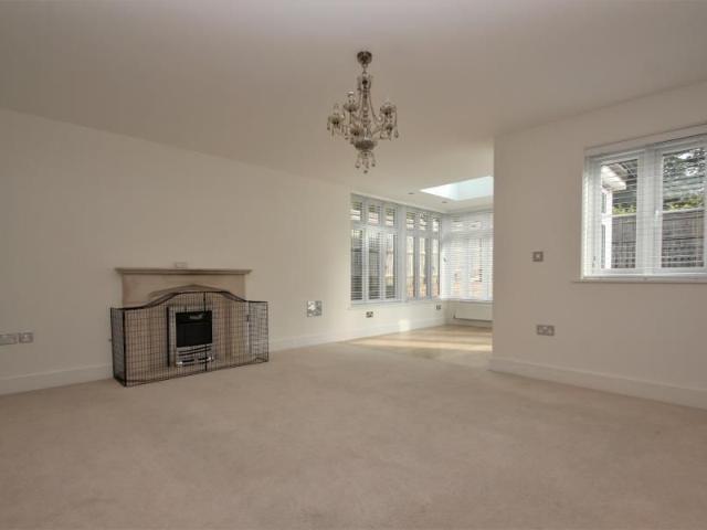 Townhouse for rent in Horsell, Woking