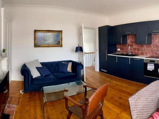 Townhouse for rent in Roselands, Eastbourne