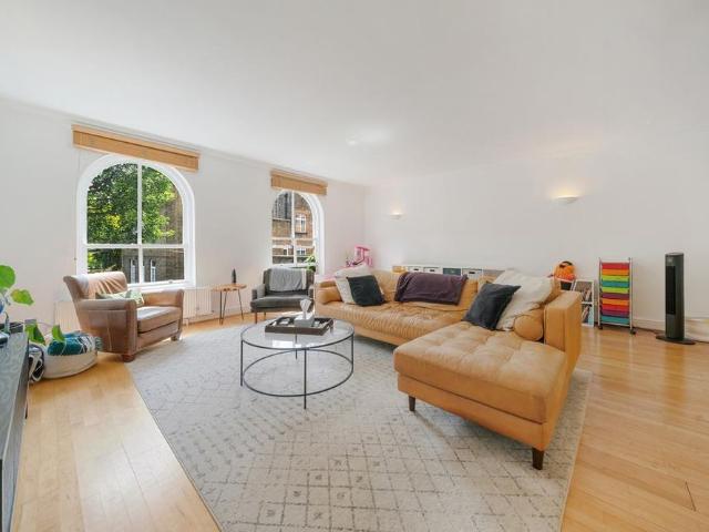 Townhouse for rent in St. John's Wood, Greater London