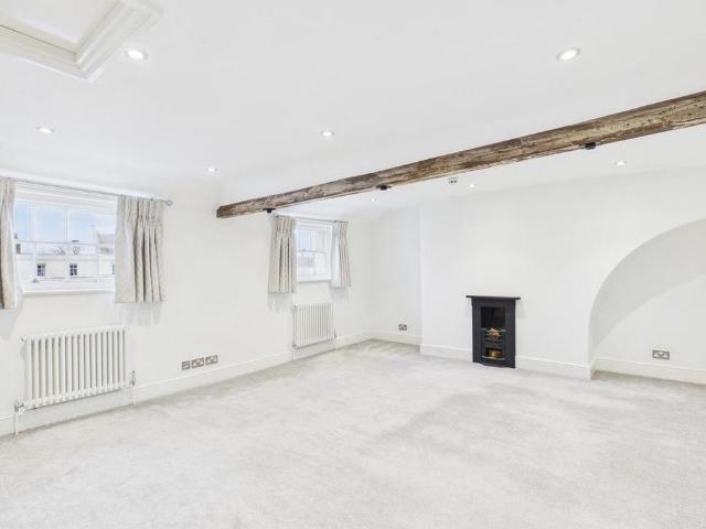 Townhouse for rent in Sydenham, Green Close