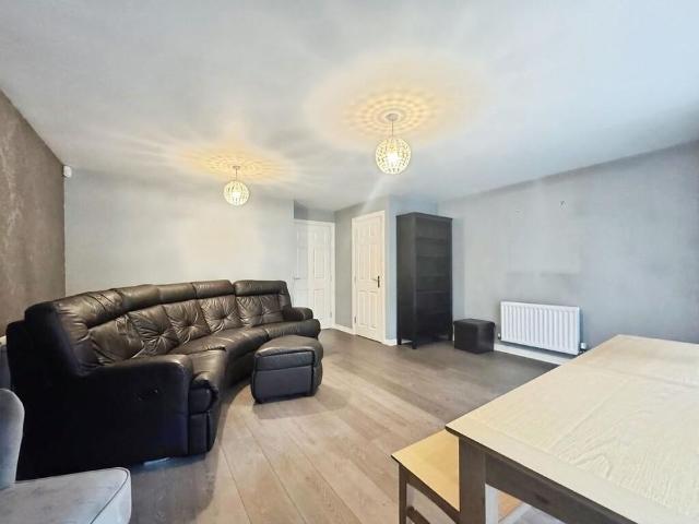 Townhouse for rent in Woodlesford, Leeds