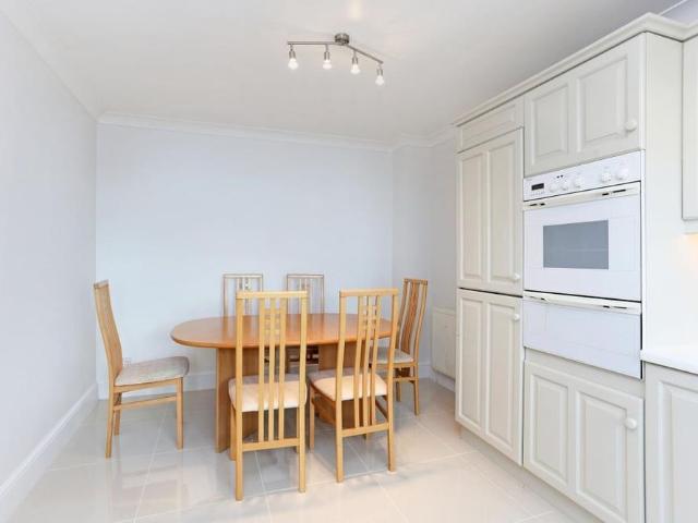 Townhouse for rent in Harrow On The Hill, Greater London