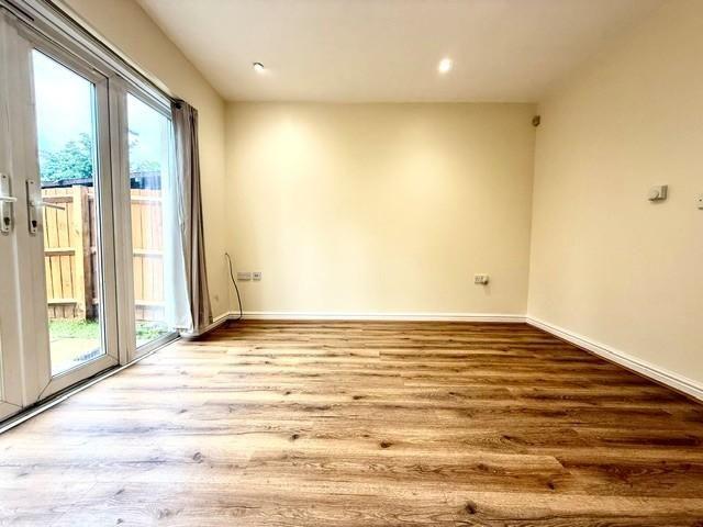 Townhouse for rent in Loxford, Greater London