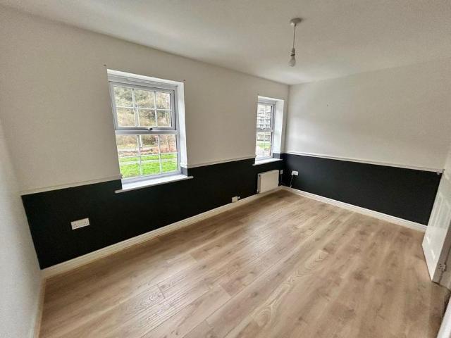 Townhouse for rent in Strood