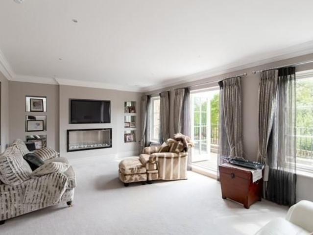 Townhouse for rent in Greater London