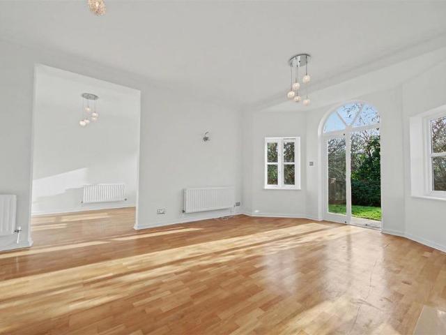 Townhouse for rent in Shenley, Hertsmere
