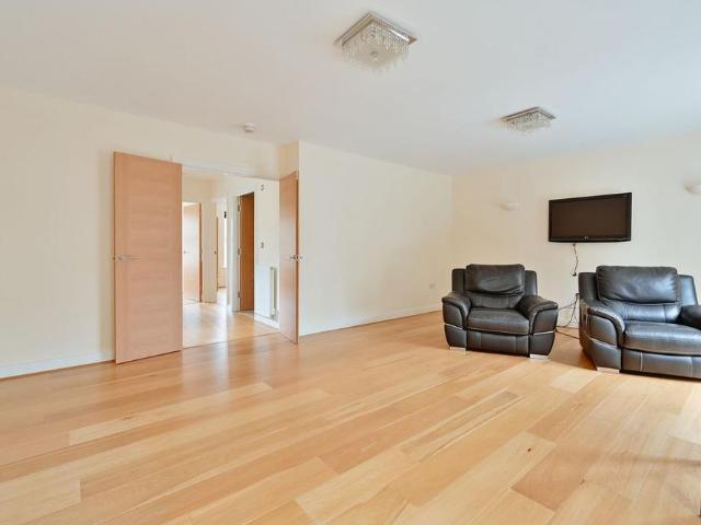Townhouse for rent in North Watford