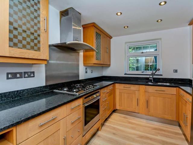 Townhouse for rent in Pinner, Greater London