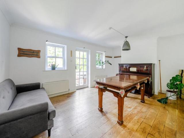 Townhouse for rent in Oaklands, Welwyn Hatfield