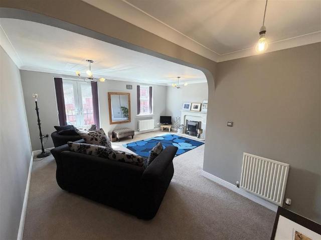 Townhouse for rent in Little Neston, West Vale