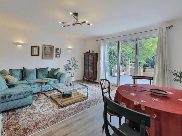 Townhouse for rent in Southfields, Greater London