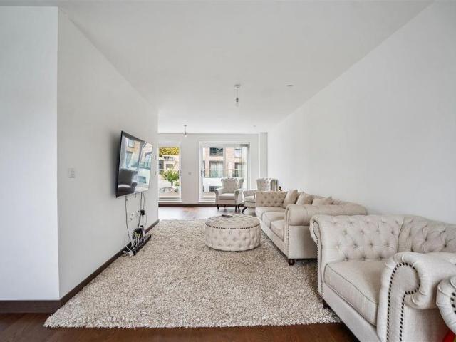 Townhouse for rent in St. John's Wood, Greater London