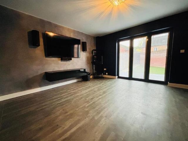 Townhouse for rent in Farnley, West Yorkshire