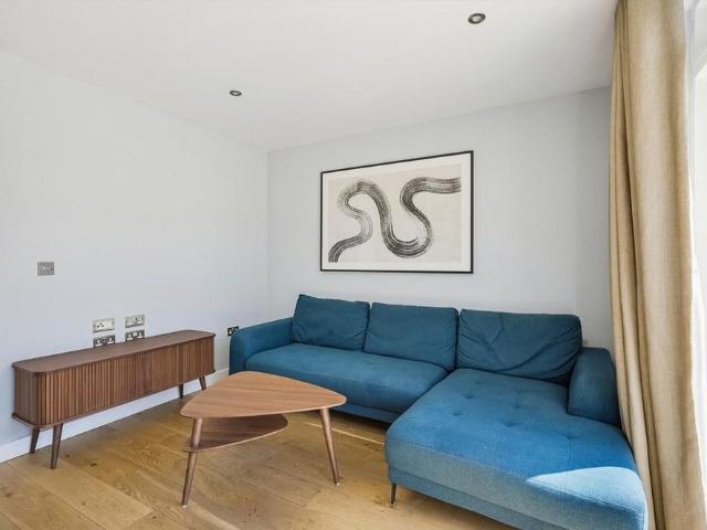 Townhouse for rent in Stratford Marsh, Greater London