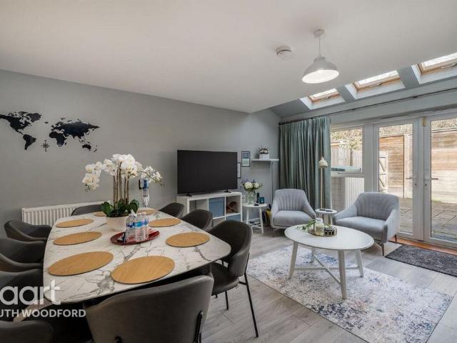Townhouse for rent in London Borough of Redbridge, Greater London