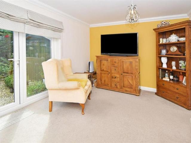 Townhouse for rent in Meadowbank, Winsford