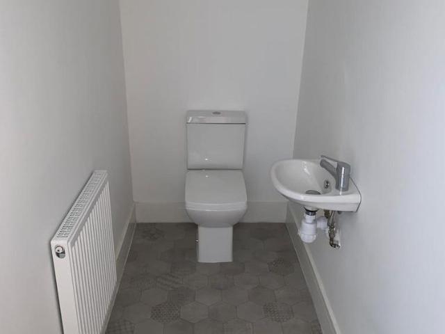 Townhouse for rent in Goldthorn Hill, Compton