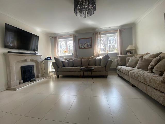 Townhouse for rent in Goddington, Greater London