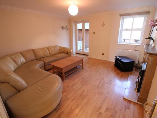 Townhouse for rent in Horsell, Woking
