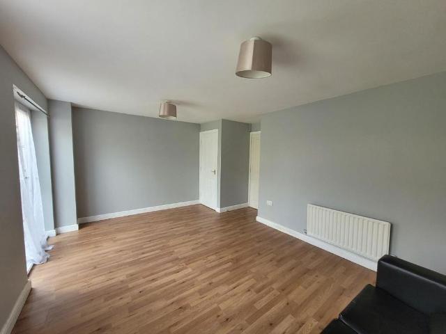 Townhouse for rent in Corby