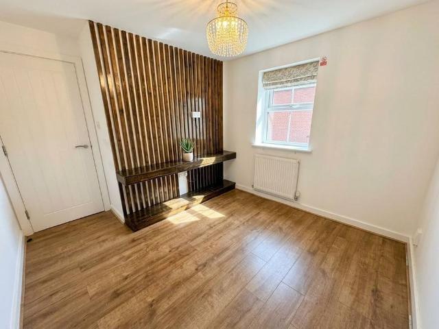Townhouse for rent in Ashton-under-Lyne, Tameside