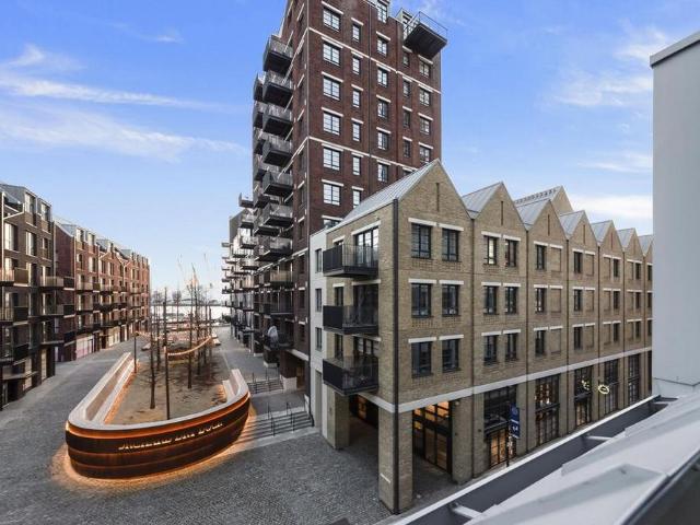 Townhouse for rent in Poplar Grove, Greater London
